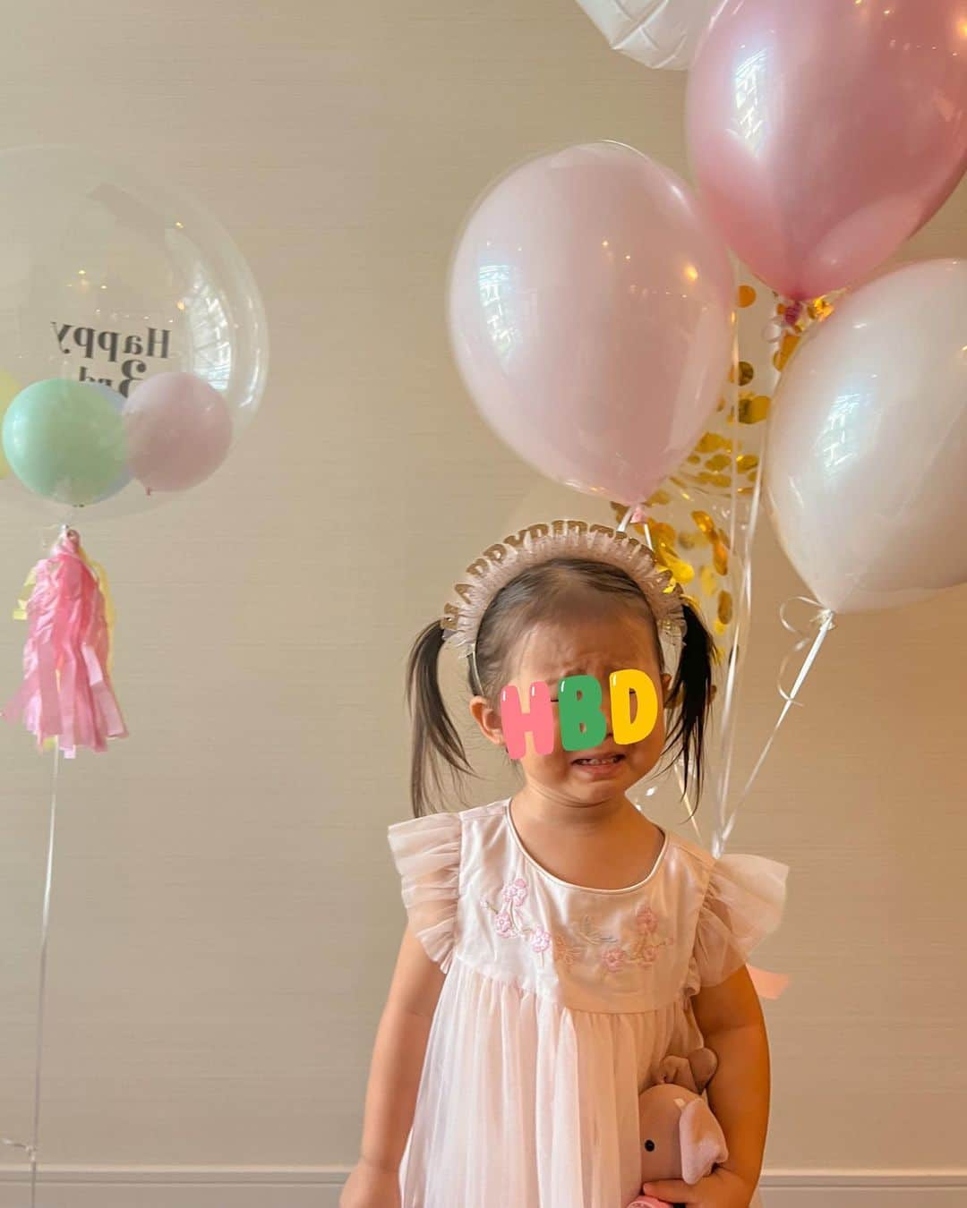 林弓束さんのインスタグラム写真 - (林弓束Instagram)「. きのうは真榛の3歳の誕生日パーティーを一足はやく、パパfamilyにお祝いしてもらいました🎂💐🥹💕 たーくさんたーくさんプレゼント貰っちゃって、まはりは幸せすぎるね🥹✨ もらったプレゼントはまた別投稿で紹介します🎁💕 . 誕生日ということで 今年もバルーンは @theballtokyo  ケーキは @the_bake1121  そしてお花を @cherifleur_  でお願いしました💐💕 どれも可愛くて大満足な世界観❤️(私が🤣笑) . とっても可愛いbirthdayカチューシャつけたかったのに めっちゃ嫌がられたのは残念だけどまぁしゃーない！！！笑(2枚目) . . . . #3歳誕生日 #3rdbirthday  #女の子ママ  #2020年5月生まれ  #2歳 #二歳  #2歳女の子 #子供服 #こどもふく #こども服 #まはりふく  #東京ママ」5月6日 14時01分 - hayashiyuzuka