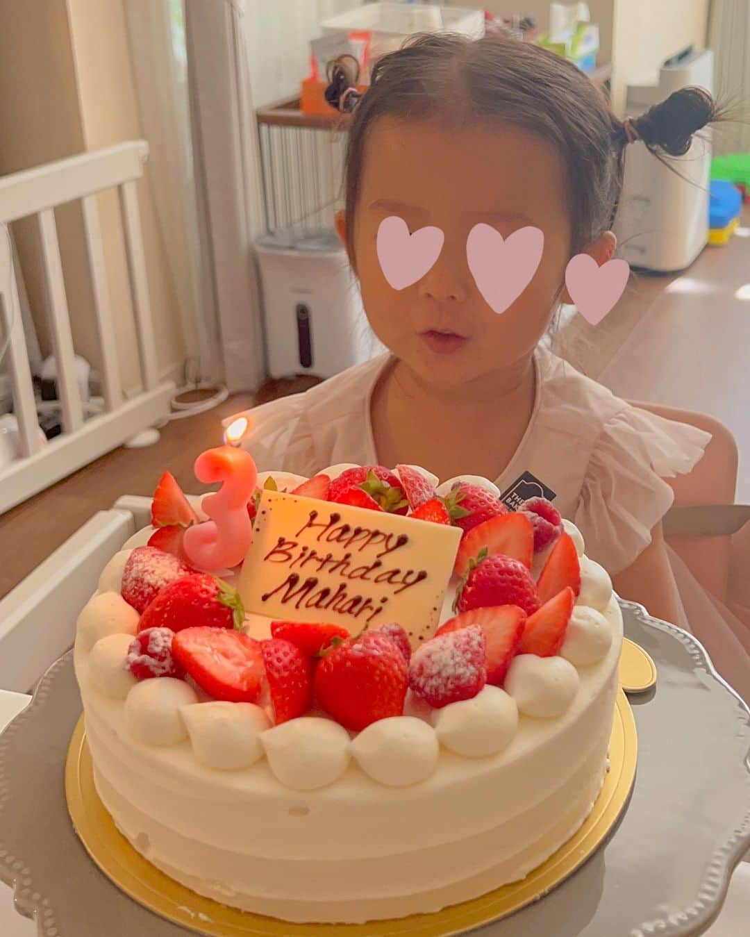 林弓束さんのインスタグラム写真 - (林弓束Instagram)「. きのうは真榛の3歳の誕生日パーティーを一足はやく、パパfamilyにお祝いしてもらいました🎂💐🥹💕 たーくさんたーくさんプレゼント貰っちゃって、まはりは幸せすぎるね🥹✨ もらったプレゼントはまた別投稿で紹介します🎁💕 . 誕生日ということで 今年もバルーンは @theballtokyo  ケーキは @the_bake1121  そしてお花を @cherifleur_  でお願いしました💐💕 どれも可愛くて大満足な世界観❤️(私が🤣笑) . とっても可愛いbirthdayカチューシャつけたかったのに めっちゃ嫌がられたのは残念だけどまぁしゃーない！！！笑(2枚目) . . . . #3歳誕生日 #3rdbirthday  #女の子ママ  #2020年5月生まれ  #2歳 #二歳  #2歳女の子 #子供服 #こどもふく #こども服 #まはりふく  #東京ママ」5月6日 14時01分 - hayashiyuzuka