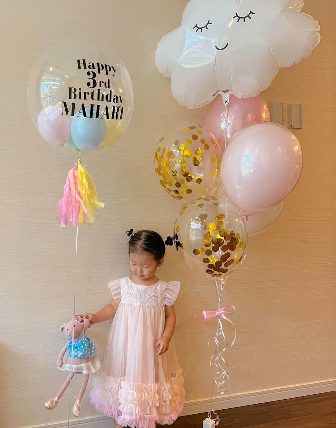 林弓束さんのインスタグラム写真 - (林弓束Instagram)「. きのうは真榛の3歳の誕生日パーティーを一足はやく、パパfamilyにお祝いしてもらいました🎂💐🥹💕 たーくさんたーくさんプレゼント貰っちゃって、まはりは幸せすぎるね🥹✨ もらったプレゼントはまた別投稿で紹介します🎁💕 . 誕生日ということで 今年もバルーンは @theballtokyo  ケーキは @the_bake1121  そしてお花を @cherifleur_  でお願いしました💐💕 どれも可愛くて大満足な世界観❤️(私が🤣笑) . とっても可愛いbirthdayカチューシャつけたかったのに めっちゃ嫌がられたのは残念だけどまぁしゃーない！！！笑(2枚目) . . . . #3歳誕生日 #3rdbirthday  #女の子ママ  #2020年5月生まれ  #2歳 #二歳  #2歳女の子 #子供服 #こどもふく #こども服 #まはりふく  #東京ママ」5月6日 14時01分 - hayashiyuzuka