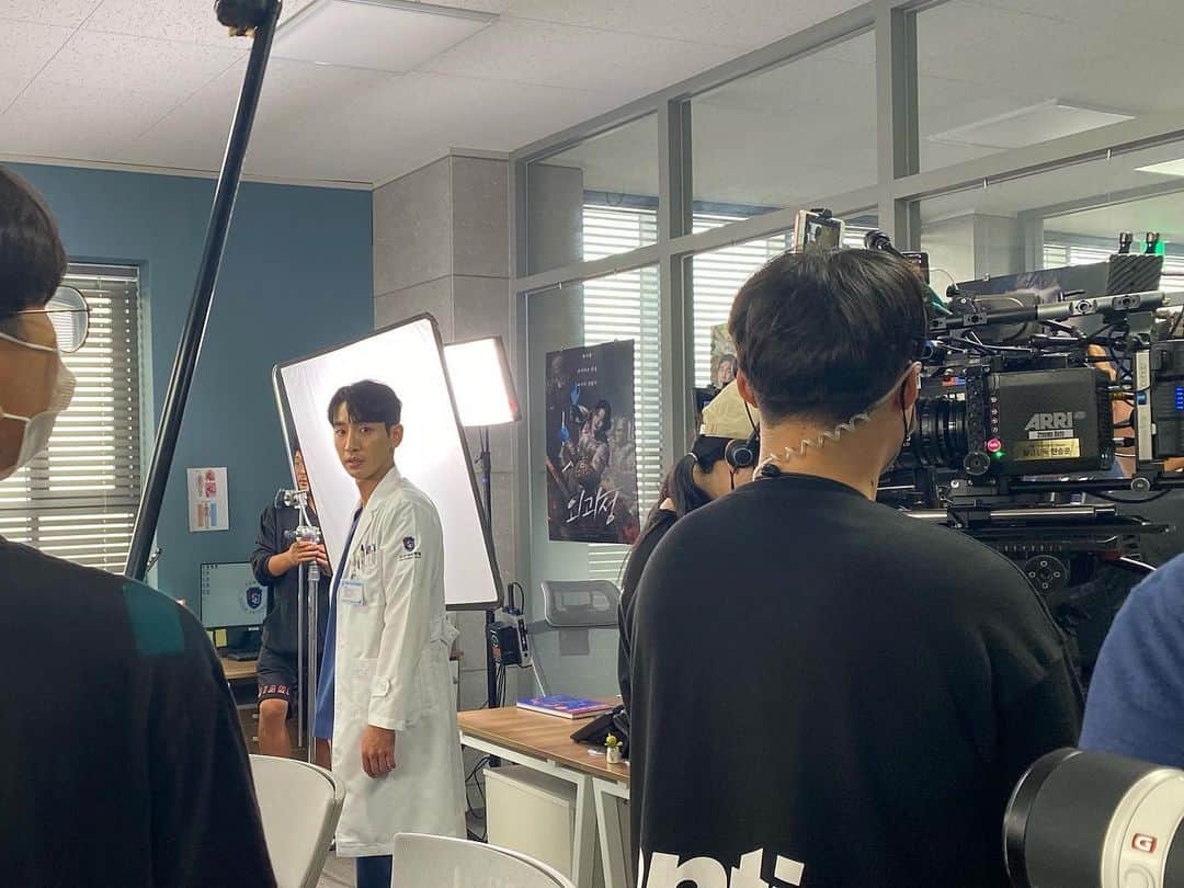 ソン・ジホのインスタグラム：「열일 서정민선생✌🏻✌🏻✌🏻 #닥터차정숙 @jtbcdrama」