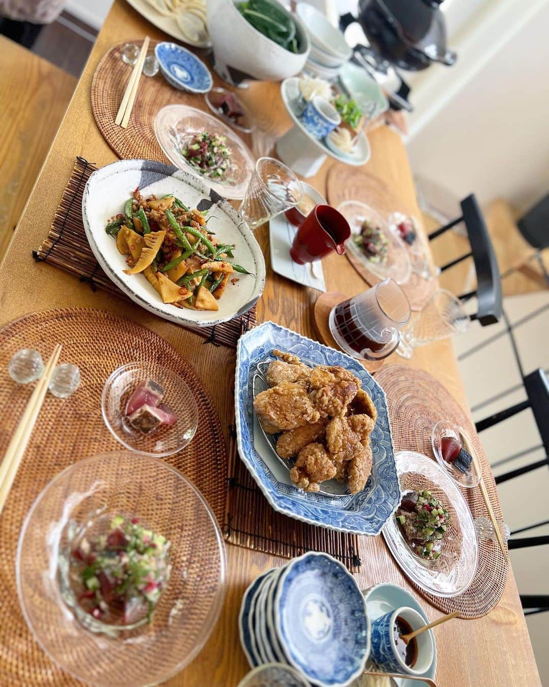 林香里のインスタグラム：「・ ・ 楽しみにしていた　@t_galley のお料理教室👩🏻‍🍳  家にある調味料と、ちょっとの一手間で 作れるレシピが毎回楽しみ  ✔︎初カツオ香味和え ✔︎新筍とインゲン豆の中華風きんぴら ✔︎花山椒香る豚ヘレ肉カレー揚げ ✔︎水餃子  早速3品は復習済み🗒️✏️ 豚ヘレ肉のカレー揚げは子供達に 大人気で結構な量作ったけど一瞬で無くなった😜  #cooking#lesson#foodie#料理教室」