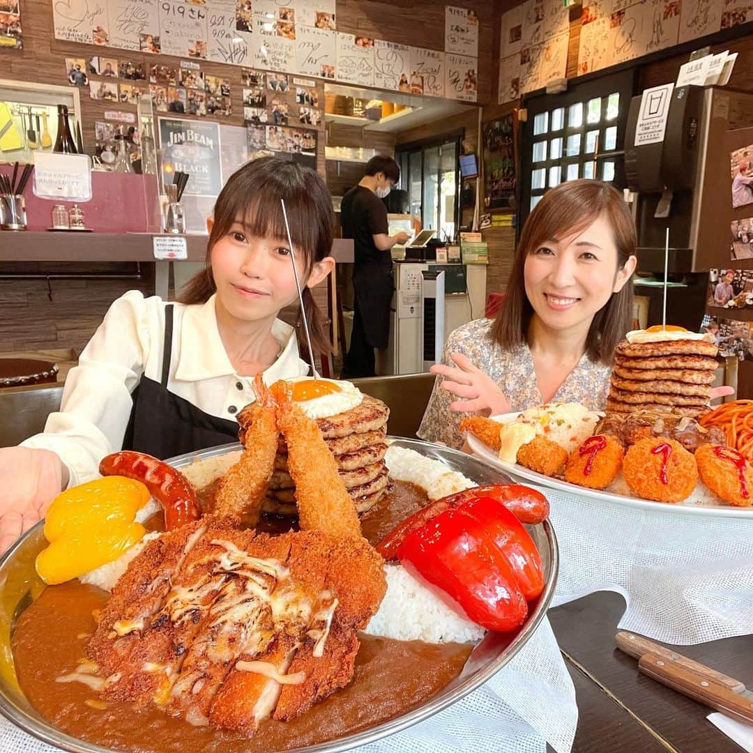 おごせ綾のインスタグラム：「大好きな三宅さんと巨大ハンバーグタワーのデカ盛りカレー大食い&早食いチャレンジ‼️  トンカツ・エビフライ・ソーセージ・パプリカなどトッピング山盛りで、見た目もボリュームもすごい！😲  三宅さんとお話ししながらのチャレンジ楽しかった☺️❤️ 三宅さんの動画もよろしくお願いします🤲  🔻過去動画🔻  【大食い】おごせ専用8枚ハンバーグ🗼デカ盛りカレー🍛3.5kg40分チャレンジ❗️【早食い】【ハンバーグ＆カレークイック】 https://youtu.be/E3yK_BRpedU  @hamburg.curry919  @tomoko1121m  #ハンバーグ＆カレー専門店919 #カレー #デカ盛り #大食い #早食い #三宅智子 さん」