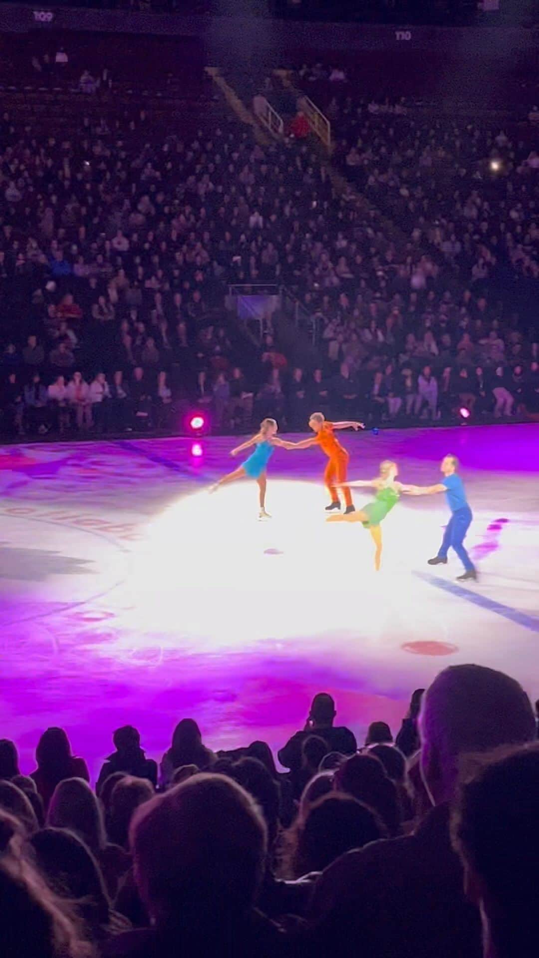 ジェフリー・バトルのインスタグラム：「Such a joy watching this cast perform!  @starsonice  #skating #figureskating #isu #scotiabankarena」