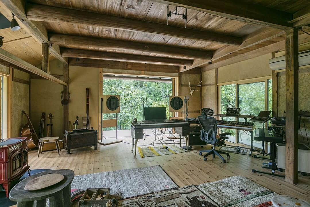 高木正勝のインスタグラム：「My studio, not new photos, taken from my old interview with SUMFUMLAB in 2021.  https://www.sumufumulab.jp/study/20210616/」