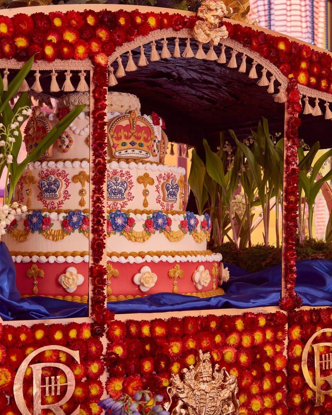 KUNIKAさんのインスタグラム写真 - (KUNIKAInstagram)「Super gorgeous decoration for celebration of Kings Charles Ⅲ & Queen Camilla's coronation at @sketchlondon 's three Michelin stared @lrl.sketchlondon . 🇬🇧  I made the coronation cake which is center stage. 🎂 The beautiful flower royal carriage was created by amazing florist @rickypaulflowers .  Photo : @markcocksedge   本日行われるチャールズ3世国王陛下とカミラ王妃陛下の戴冠式を祝福した豪華なデコレーションが、sketchのミシュラン三つ星レストランthe Lecture Room and Libraryに登場しました。 お花で美しく装飾された馬車の中に飾ってある特別なケーキを制作させていただきました。🎂  YMSでロンドンに来た6年前、英語もしゃべれない時に、漠然と夢見たのは憧れのsketchにいつか作品を飾りたいなぁ...でした。💭 そんな雲の上のような妄想が、色々な選択を重ねて巡り巡って現実となり、こうして実際に作品が飾られているのを見て、込み上げるものがありました🥲✨ そしてチャールズ3世国王陛下の戴冠式という記念すべきタイミングというのも、大変光栄に思います。  今は産休中で、2ヶ月の赤ちゃんと過ごしながら限られた時間での制作でしたが、こうゆう状況は東京で制作活動していた頃に鍛えられて慣れっこなので、自分を信じて最後まで作りきることができました。 久しぶりに達成感を感じた素晴らしい経験をさせていただきました。  その時々の目の前にある事を夢中でやっていたら、いつのまにか夢が叶うことってあるんだなと、改めて思いました🕊️💕  こちらのスペシャルな装飾は5月29日まで展示中です🎂」5月6日 14時23分 - _kunika_