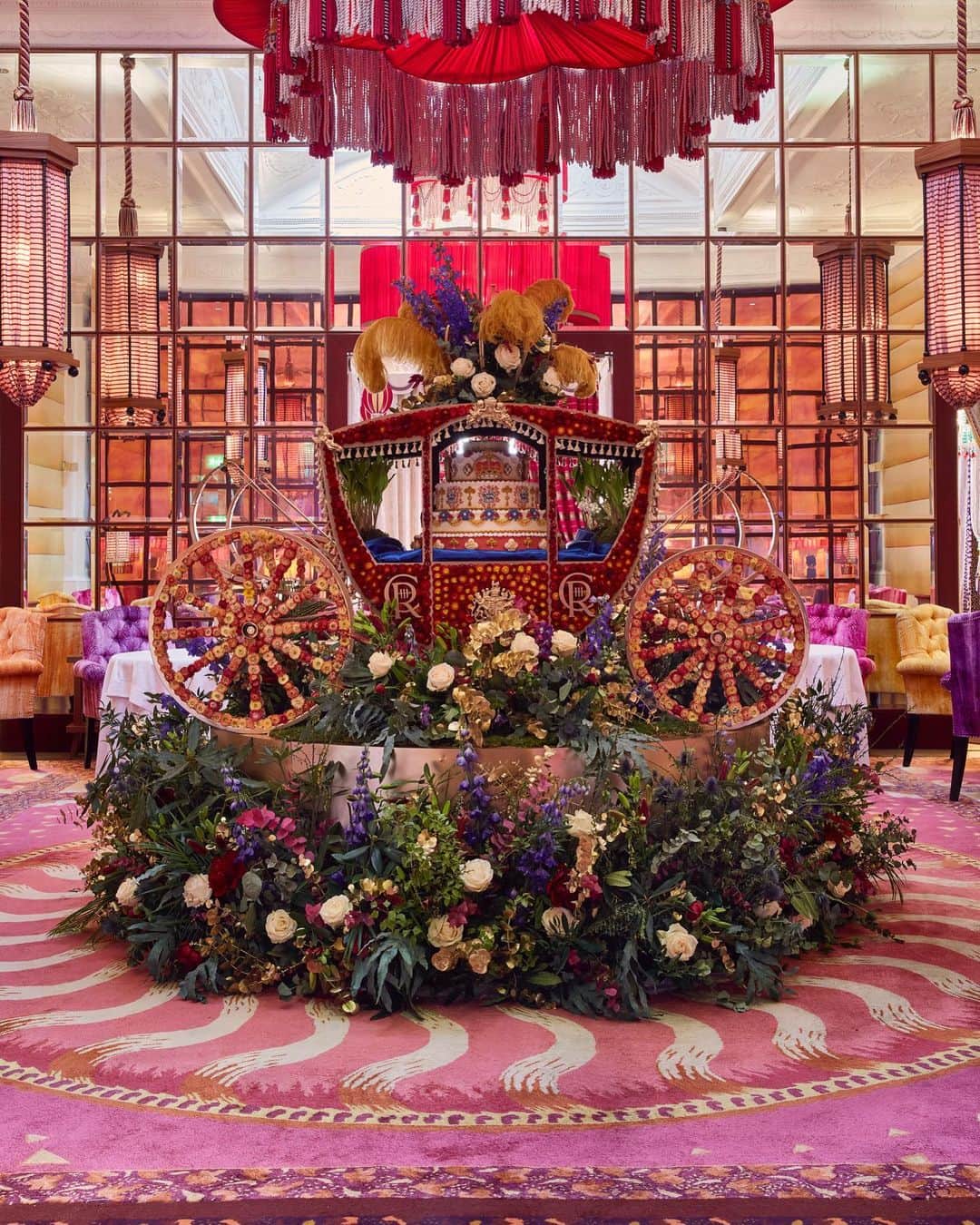 KUNIKAのインスタグラム：「Super gorgeous decoration for celebration of Kings Charles Ⅲ & Queen Camilla's coronation at @sketchlondon 's three Michelin stared @lrl.sketchlondon . 🇬🇧  I made the coronation cake which is center stage. 🎂 The beautiful flower royal carriage was created by amazing florist @rickypaulflowers .  Photo : @markcocksedge   本日行われるチャールズ3世国王陛下とカミラ王妃陛下の戴冠式を祝福した豪華なデコレーションが、sketchのミシュラン三つ星レストランthe Lecture Room and Libraryに登場しました。 お花で美しく装飾された馬車の中に飾ってある特別なケーキを制作させていただきました。🎂  YMSでロンドンに来た6年前、英語もしゃべれない時に、漠然と夢見たのは憧れのsketchにいつか作品を飾りたいなぁ...でした。💭 そんな雲の上のような妄想が、色々な選択を重ねて巡り巡って現実となり、こうして実際に作品が飾られているのを見て、込み上げるものがありました🥲✨ そしてチャールズ3世国王陛下の戴冠式という記念すべきタイミングというのも、大変光栄に思います。  今は産休中で、2ヶ月の赤ちゃんと過ごしながら限られた時間での制作でしたが、こうゆう状況は東京で制作活動していた頃に鍛えられて慣れっこなので、自分を信じて最後まで作りきることができました。 久しぶりに達成感を感じた素晴らしい経験をさせていただきました。  その時々の目の前にある事を夢中でやっていたら、いつのまにか夢が叶うことってあるんだなと、改めて思いました🕊️💕  こちらのスペシャルな装飾は5月29日まで展示中です🎂」