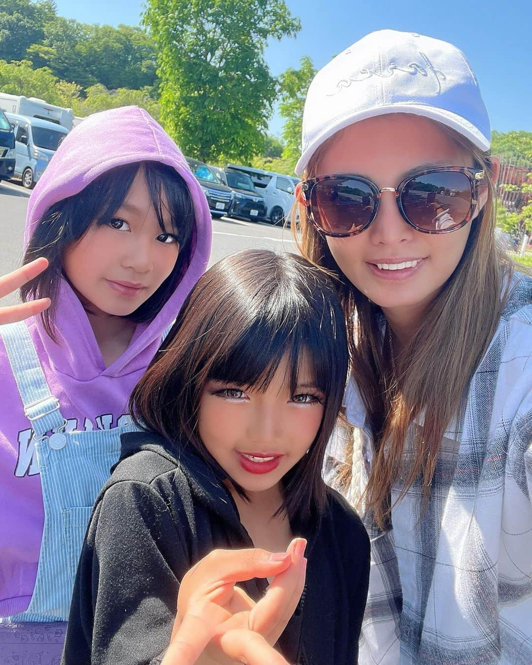 堀えりかさんのインスタグラム写真 - (堀えりかInstagram)「GW雨降らなくてよかった〜🥺☀️ 子供達ギャルメイクに憧れるお年頃💄 ミオ初カラコン練習👀✨！！ かわちい❤️すぐ取ったけど←  海鮮丼美味しかった〜🐟💕   #ゴールデンウィーク ##gw キャンプ #家族 #姪っ子 #福井 #海鮮丼」5月6日 14時23分 - xerikax143