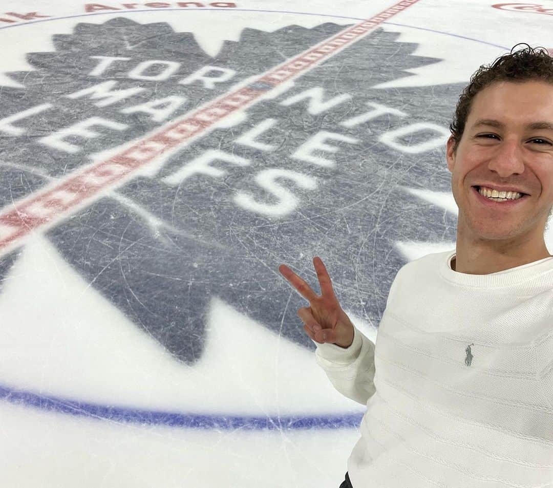 のインスタグラム：「🍁🍁🍁 @mapleleafs @scotiabankarena @starsonice   Thanks for letting the figure skaters take over for a night! 😉🙏⛸️ Best of luck with Round 2 of the playoffs!! 🤞🤞🤞」
