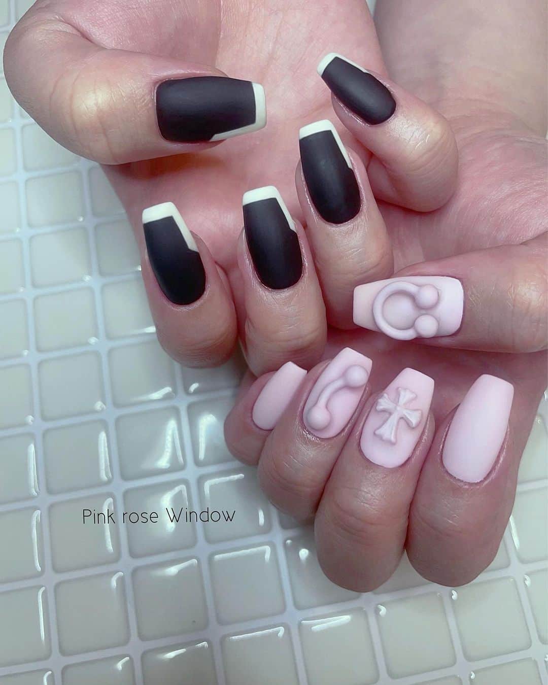 KAI32のインスタグラム：「. pink ×  black💗🖤 . . . #pinkrosewindow #pink_rose_window」