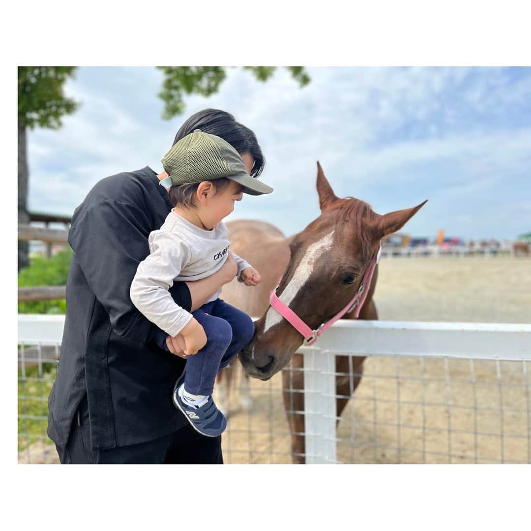 伊藤弘美さんのインスタグラム写真 - (伊藤弘美Instagram)「☺︎ ⁡ 大阪のじいじばあばとワールド牧場へ！ ⁡ 動物大好きな息子、 いろんな動物たちを近くでじっくり見たり👀　 優しくタッチしてみたり…🐏🐖🐐✨ ⁡ 乳搾り体験もできました🥛✨ 牛さんありがとう〜🤍 ⁡ ⁡ ⁡ #GW #家族でお出かけ　#ワールド牧場　#大阪  #女の子ベビー　#女の子ママ　#男の子ママ　 #育児　ほぼ#2歳歳差育児」5月6日 14時33分 - hiromi_ito831