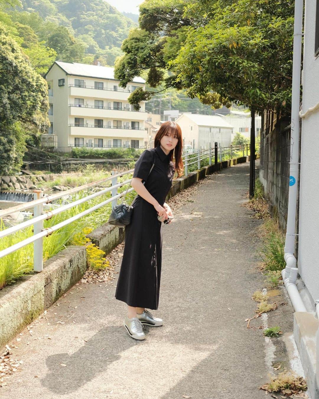 谷本琳音のインスタグラム：「初めての箱根満喫してきた🌈🌈  旅行って 新しい服着て、新しい靴も履いて 行きたくなっちゃうよねん🌷  これから箱根で撮った写真たくさんあげてくぞ〜〜！  onepiece  @cosstores_jp  shoes @onitsukatigerjp   #箱根 #箱根旅行  #cos #onitsukatiger  #旅行コーデ #スニーカーコーデ #fujifilmxe4」