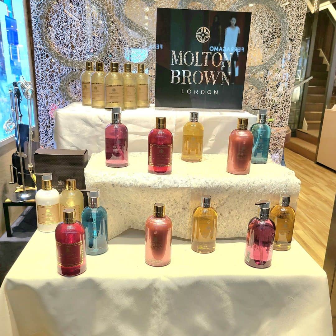 のインスタグラム：「店頭のディスプレイをMOLTON BROWNに変更しています(^_-)-☆ 華やかな香りが好きな方は是非試しに来てくださいね♪ #OSS#OmotechoStyleStore#表町スタイルストア#華やか#モルトンブラウン#moltonbrown #お風呂#ゴージャス #ご褒美」