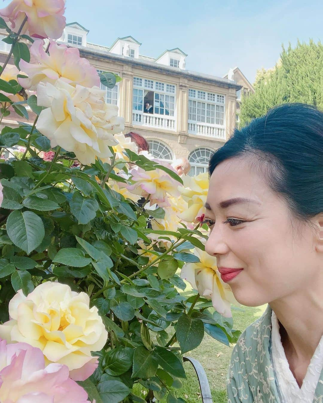 小柳津真由美さんのインスタグラム写真 - (小柳津真由美Instagram)「鳩山会館の薔薇が見頃🌹  めっちゃ綺麗です♪  #鳩山会館 #薔薇の洋館 #薔薇 #薔薇が見頃 #着物 #kimono #着物でお出かけ  #着物好きな人と繋がりたい  #着物好き #薔薇が好き #薔薇の季節 #小柳津真由美」5月6日 14時27分 - mayumioyaizu