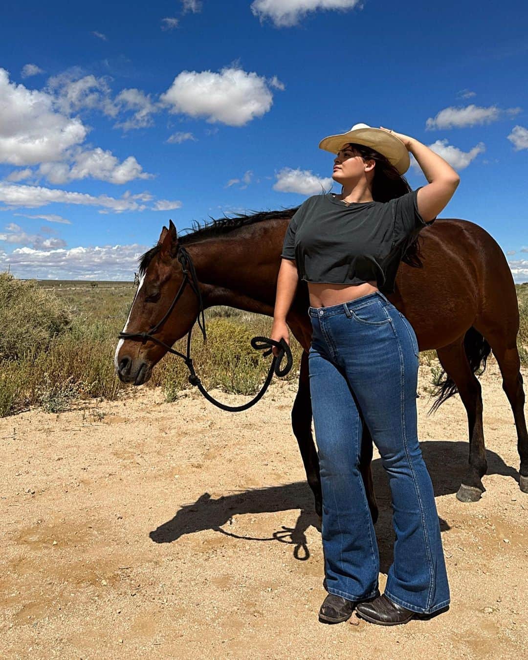 ベラ・ゴールデンさんのインスタグラム写真 - (ベラ・ゴールデンInstagram)「on set in the desert with @wrangler 🌵」5月6日 5時43分 - bellaagolden