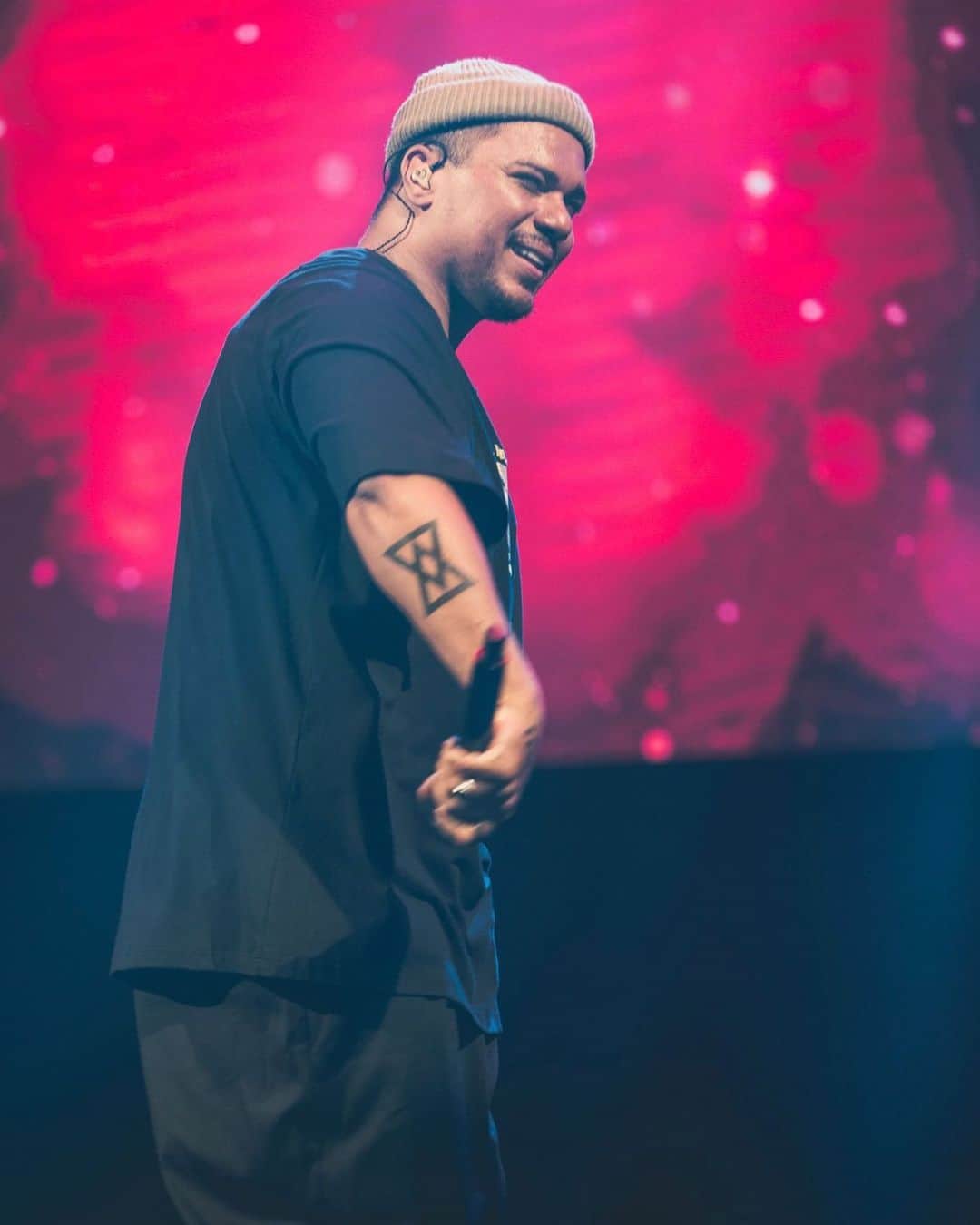Sorriso Marotoのインスタグラム：「Vambora turma de Joinville-SC, o sextou de hoje é com vocês! 🔥   Daqui a pouco a gente sobe no palco do @jsquaregarden.✌🏽」