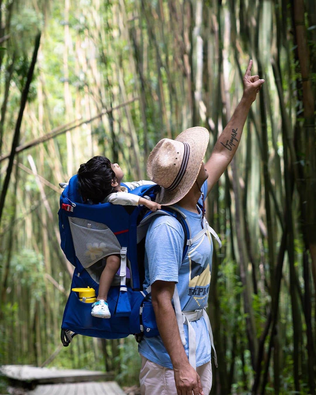 オスプレーのインスタグラム：「Osprey ambassadors Bhavana and Shashank's daughter has logged an impressive number of miles in her first 22 months.  Equipped with their Poco Plus, this family can go nearly anywhere together—and experience a shared sense of wonder through each journey.  Read the inspiring story from two parents hoping to share as much of the world as they can with their daughter via the link in our Stories!   📷: @backpackerbhav + @shashankvijayphotos | Featuring Poco Plus in Blue Sky  #OspreyPacks」