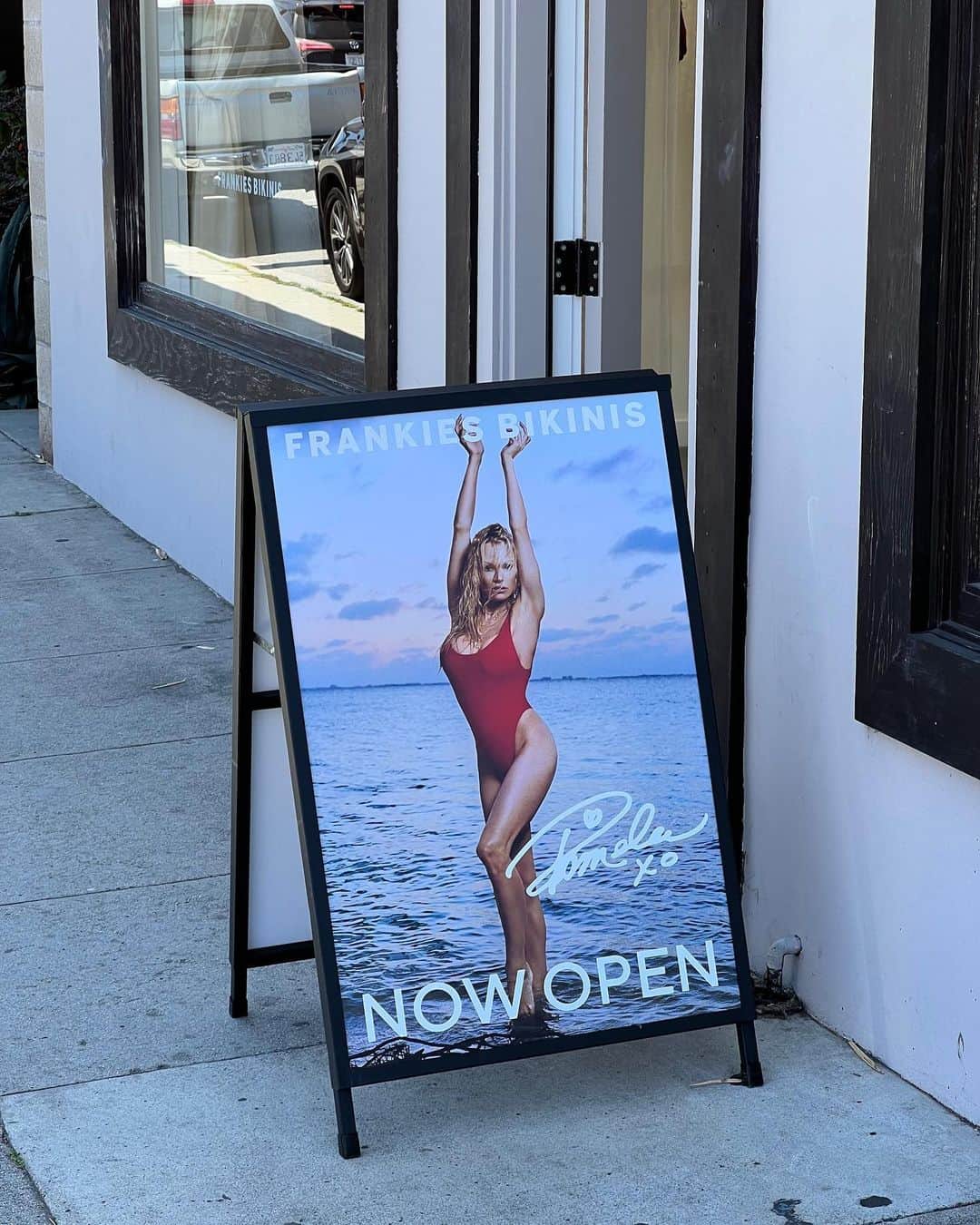 FRANKIES BIKINISさんのインスタグラム写真 - (FRANKIES BIKINISInstagram)「west coast, we have arrived!!! 🫶 our second pop-up is now open at 1624 abbot kinney blvd. 🌴🌟 join us saturday 5/6 for free coffee from @bluestonelane + free special gifts with purchase for our first 150 customers!  open monday-saturday 11am-7pm + sunday 12pm-6pm」5月6日 6時05分 - frankiesbikinis