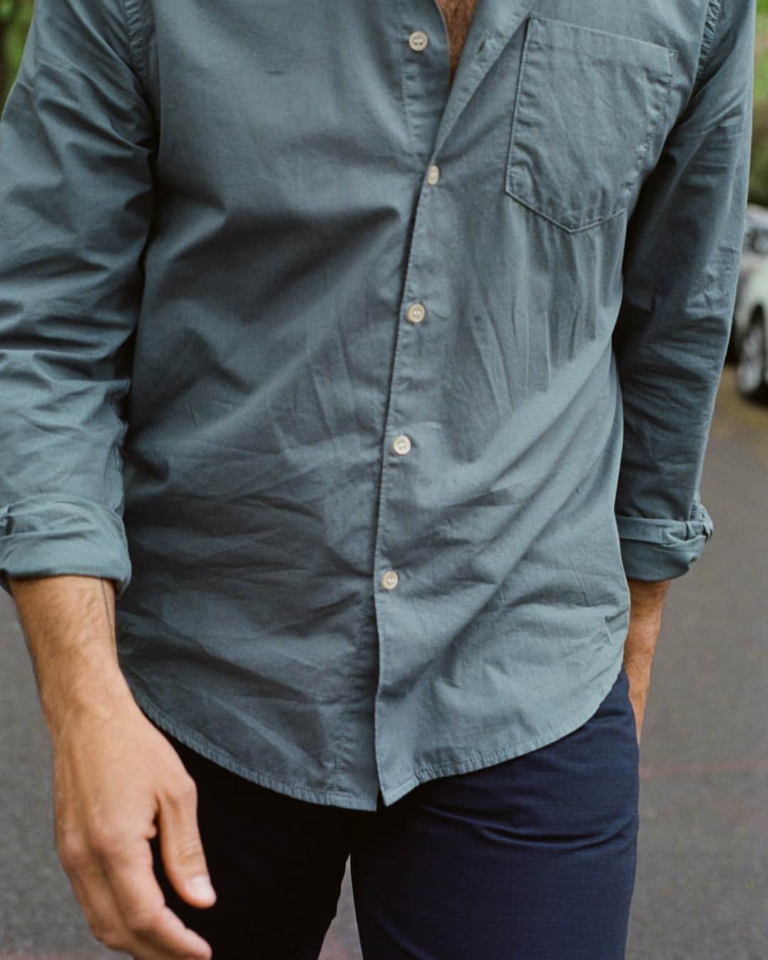 スティーブンアランのインスタグラム：「The softest of our shirts. Meant to be worn untucked, our Washed Poplin collection brings a pop of color and an element of ease to your everyday wardrobe.  📸: @jensteele」