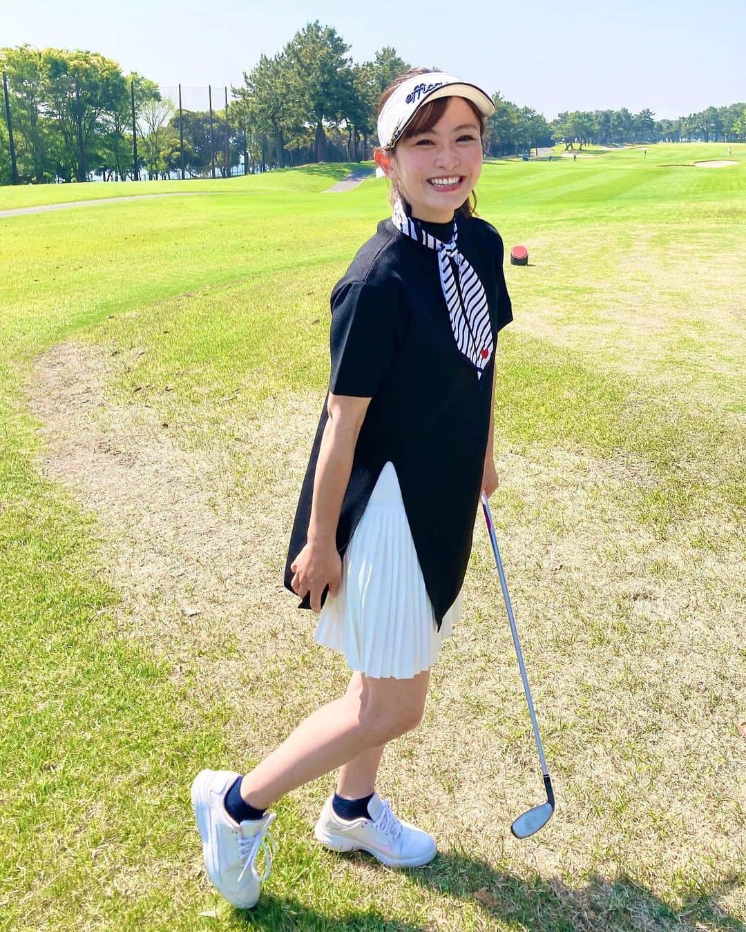 中庄司愛希さんのインスタグラム写真 - (中庄司愛希Instagram)「ラウンドへ⛳️💕  douxavenir（ @douxavenir_golf ）のウェアを🫶新ブランドだよ🫶  大人っぽい黒✖️白コーデが新鮮🤍🖤 スカーフと黒ニットのスリットからのぞく白いプリーツスカートが可愛かった🫣💕  #douxavenir #ドゥアヴニール #ゴルフウェア #ゴルフコーデ#ゴルフ女子 #ゴルフファッション #高尔夫 #ゴルフ #ゴルフコーデ  #골프」5月6日 6時20分 - aki_nakashoji_golf