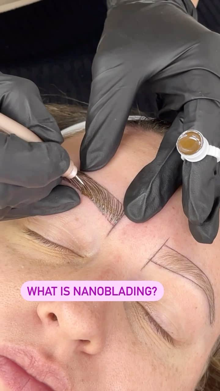 Haley Wightのインスタグラム：「WHAT IS NANOBLADING? I get this question so much since using the term “nanoblading” so let’s get into it! It’s very simple- Nanoblading is the same technique as microblading, just with a smaller needle size. It’s a semi permanent tattoo that lasts around 3-5 years depending on your skin type and life style. The thinner blade creates a thinner, more natural looking hair stroke, which in turn is gentler on the skin and calls for a more seamless fading process over the years. I’ve been nanoblading for 3 years and I looove the way it lasts on people’s skin. I require all of my returning clients to be 70% or more faded in color before going over their brows again just to keep the integrity of your skin and to keep them looking nice and natural. Have you thought about getting nanoblading? Have any questions? Comment below or DM me ❤️  Call to book- (602)809-9405 Visit website to book- daelascottsdale.com (link in my bio) ✨」