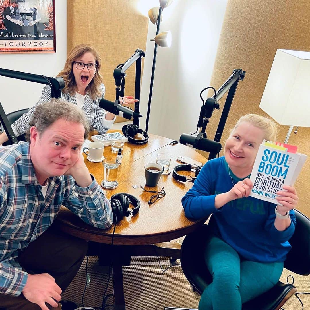 レイン・ウィルソンのインスタグラム：「2 million office ladies can’t be wrong! @soulboom  ❤️ @angelakinsey ❤️@msjennafischer」
