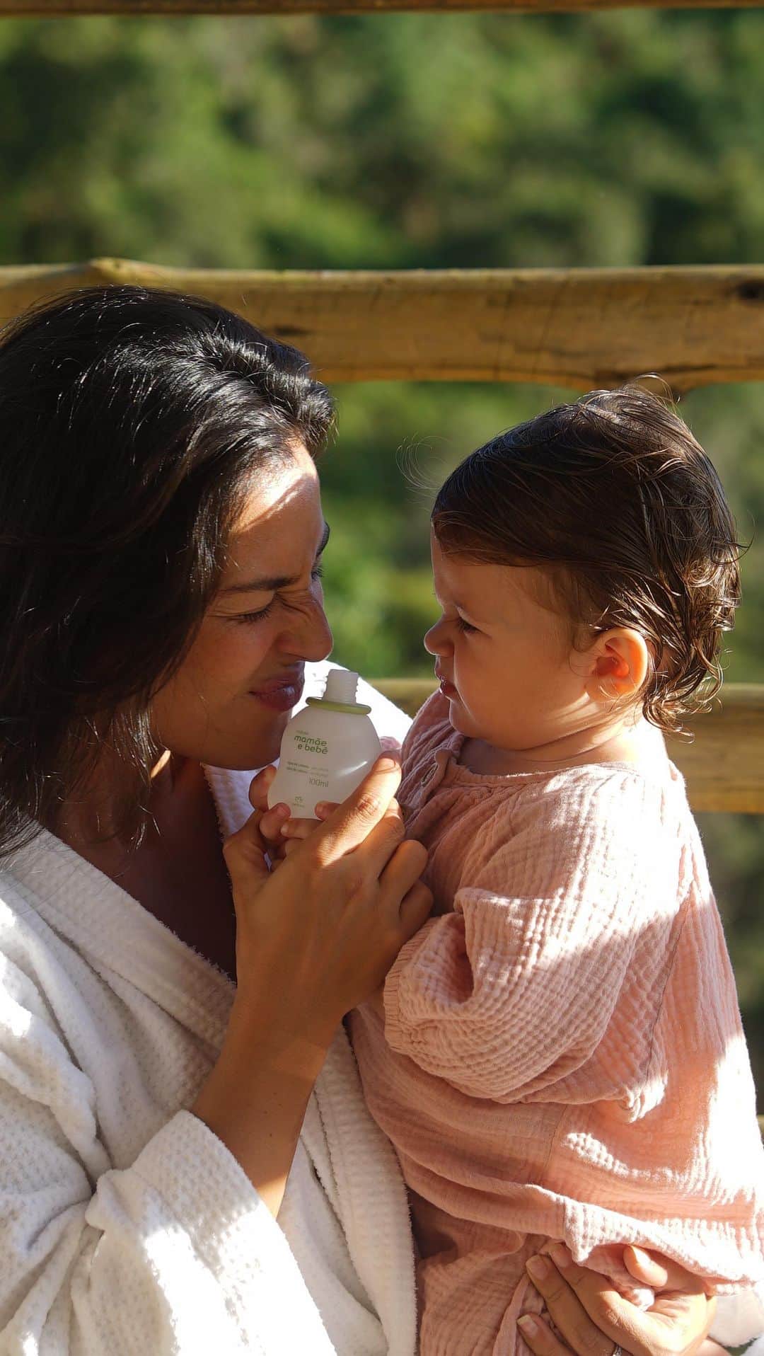 Yanna Lavigne 稲垣アンのインスタグラム：「O amor da mãe e o bebê começa muito tempo antes dele mesmo nascer e a conexão entre a gente é inexplicável.   Sem dúvidas um dos momentos mais marcantes é a hora do banho, onde a conexão e amor com o bebê estão ligados até nos detalhes onde as escolhas dos produtos para o banho.   Mamãe e bebê sem dúvidas é a melhor escolha, além de cuidar, hidratar e deixar o bebê muito cheiroso é vegano e biodegradável.   @naturaoficial #ComeçaAqui #DiaDasMãesNatura #Publi」
