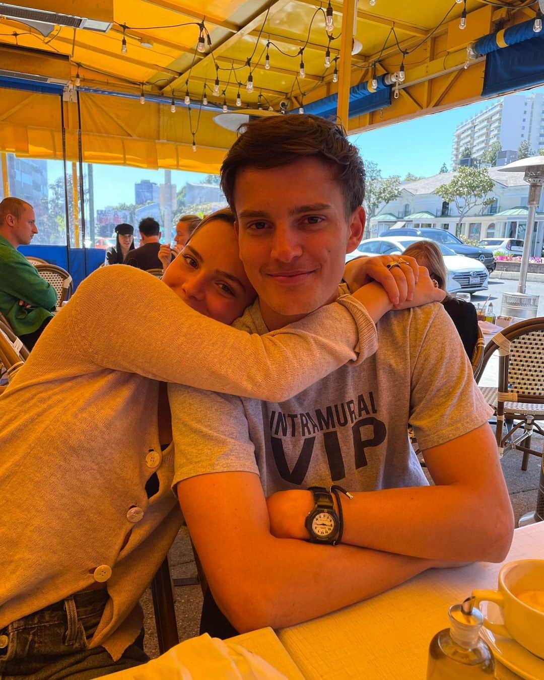 ガブリエル・アンウォーのインスタグラム：「In CA for Hugo’s graduation! @paisleyverea @lmuclassof2023 Loving my Wees! @shareefmalnik」