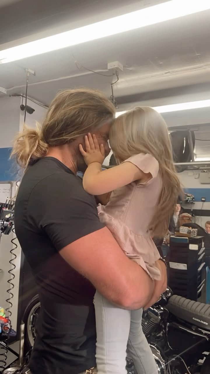 モデル、ブロック・オハーンのインスタグラム：「Take your niece to work day. Hands down best day filming I’ve ever had 🎥 ❤️🎬」