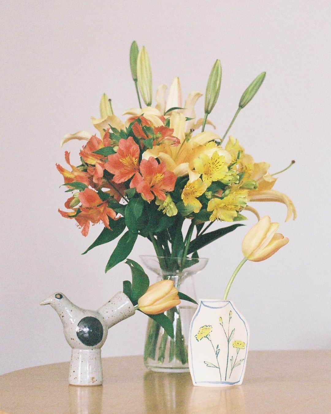 小川紗良さんのインスタグラム写真 - (小川紗良Instagram)「#film #filmphotography #flowers #vase #lily #tulip #花 #花瓶 #ユリ #チューリップ」5月6日 6時59分 - iam_ogawasara