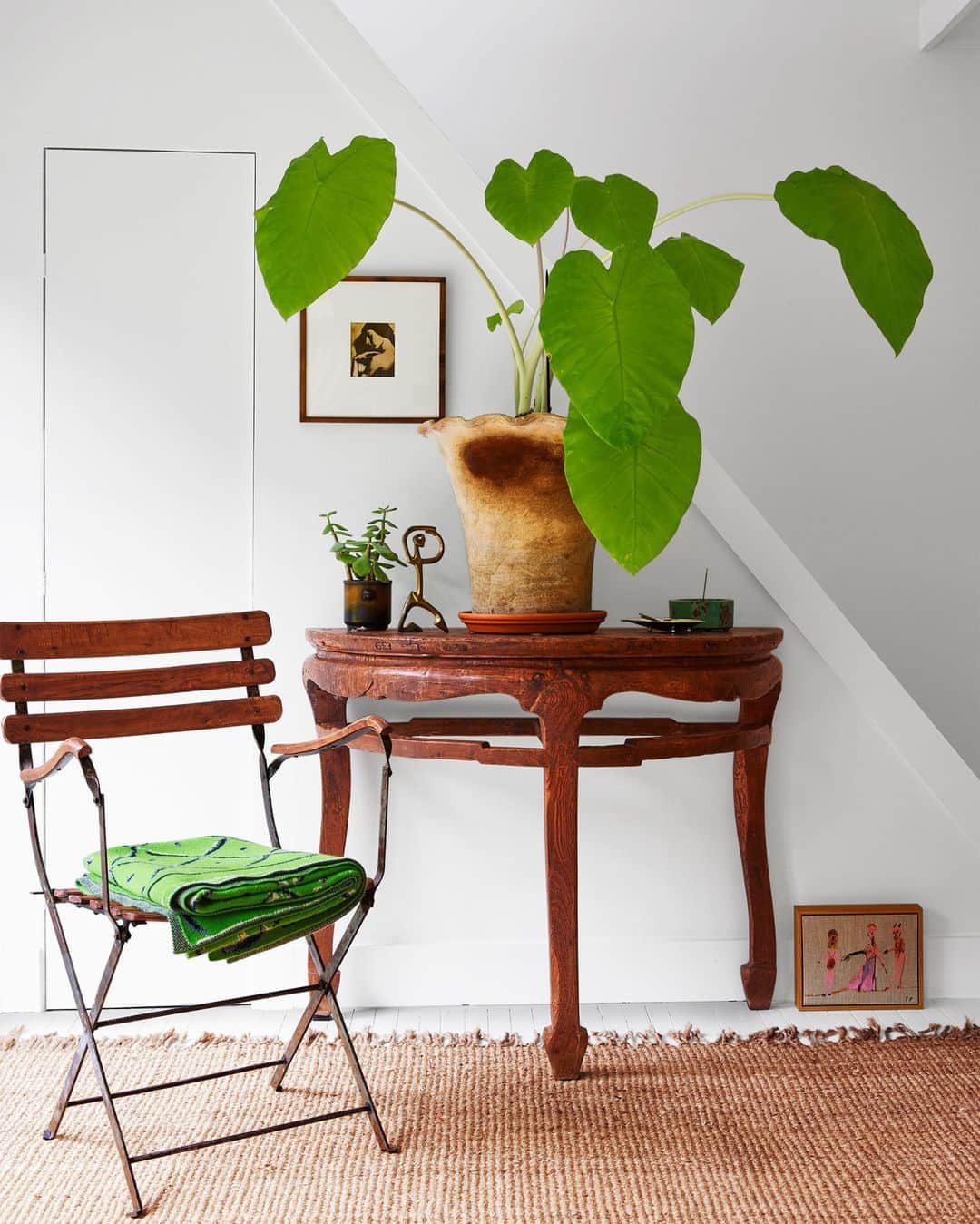 ELLE DECORさんのインスタグラム写真 - (ELLE DECORInstagram)「Never underestimate the power of plants! 🪴In this little scene, designer and shop owner Antony Todd (@antonytodd) kept the decor simple with a demilune table and an antique garden chair, leaving this leafy beauty to be its own style statement.   Click the link in bio to see inside this sophisticated New York home, as seen in our April 2023 issue. Written by @looslips. Photographed by @pernilleloof. Styled by @tessawatson.」5月6日 7時00分 - elledecor