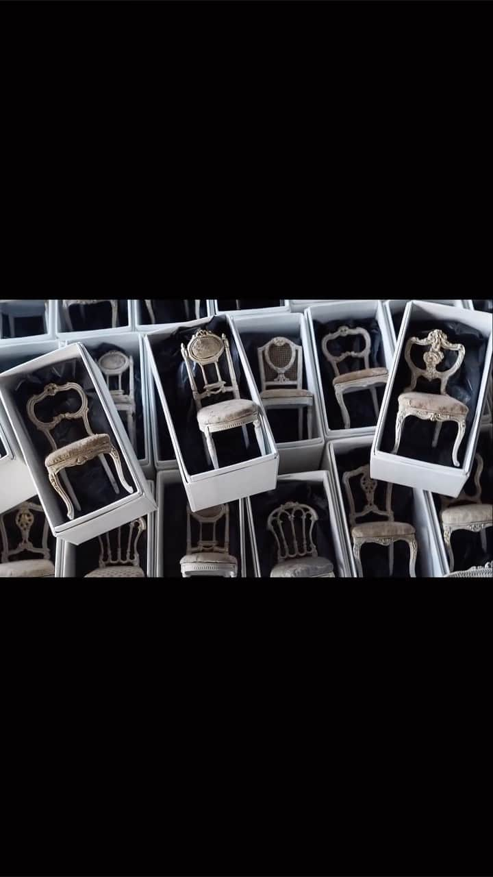 kiyomiのインスタグラム：「❤︎ ・ original handmade miniature chair  販売予約は終了いたしました🙇‍♂️  パーツの多さに毎回めげますが🥲 無事に完成してホッとしています。 強度を高める為 組み立てる際に真鍮1ミリを 軸に立てています。  その為、以前より（若干💦） 脚が太くなりました🥲🙏  ・ ・  ・ 【観覧日お知らせ】  5月　25.  26.  27 日 （3日間） 予約制になります🥰  お問い合わせは　 @revereve_ さま　まで ＤＭまたは　mailで お問い合わせくださいませ。 ・  ・  ・  ・  ・  #ミニチュア#miniature#dollhouse #Frenchinterior #ブロカント #antique#Frenchstyle#cute#closet #シャビーシック#Interior#フレンチインテリア #antique  #Frenchdecor#brocante #アンティーク風#brocantestyle#shabby #shabbychic #shabbychicdecor#armoire #フレンチチェア #chair  #Frenchchair  #Frenchmirror」