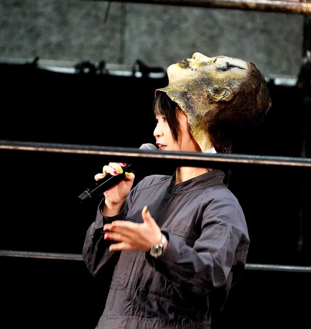 野水伊織さんのインスタグラム写真 - (野水伊織Instagram)「大阪コミコン1日目 特設リングステージ 「日本語吹き替えの現場を語るスペシャルトークショー」 昨日ご覧くださった皆さま、ありがとうございました！  園崎未恵さんと一緒にお話させていただきました🙌 せっかくのコミコンなので、『ハロウィン THE END』も公開中、大好きな大好きなマイケル・マイヤーズで🔪  しかし圧倒的に時間が足りなさすぎて、もっと聞きたいこともお話したいこともあったよおおぉ😂 緊張というかドキドキというか、始まるまではしていたのに、楽しい時間はあっという間…！  みえさんは出会った頃からとても気さくに、優しく明るく声を掛けてくださってすごい方だなと思っていました。 でも現場や舞台でそのストイックな姿勢やまっすぐな瞳を見て、さらに尊敬しているのですよ…！ そんな大先輩のお話を聴けるなんて役得でした☺️えへへ。  観てくださった皆さまにも、「楽しい」「興味深い」と思ってもらえていたらうれしいです✨  これからも映画にも携わる身としても、いち映画ファンとしても、映画を盛り上げていけるよう頑張ります💪🔥  #comiccon #comicconvention #osakacomiccon #halloween #halloweentheend #halloweenends #movie # #大阪コミコン #大阪コミコン2023  #コミコン #コミックコンベンション #映画 #アメコミ」5月6日 7時11分 - nomizuiorichan