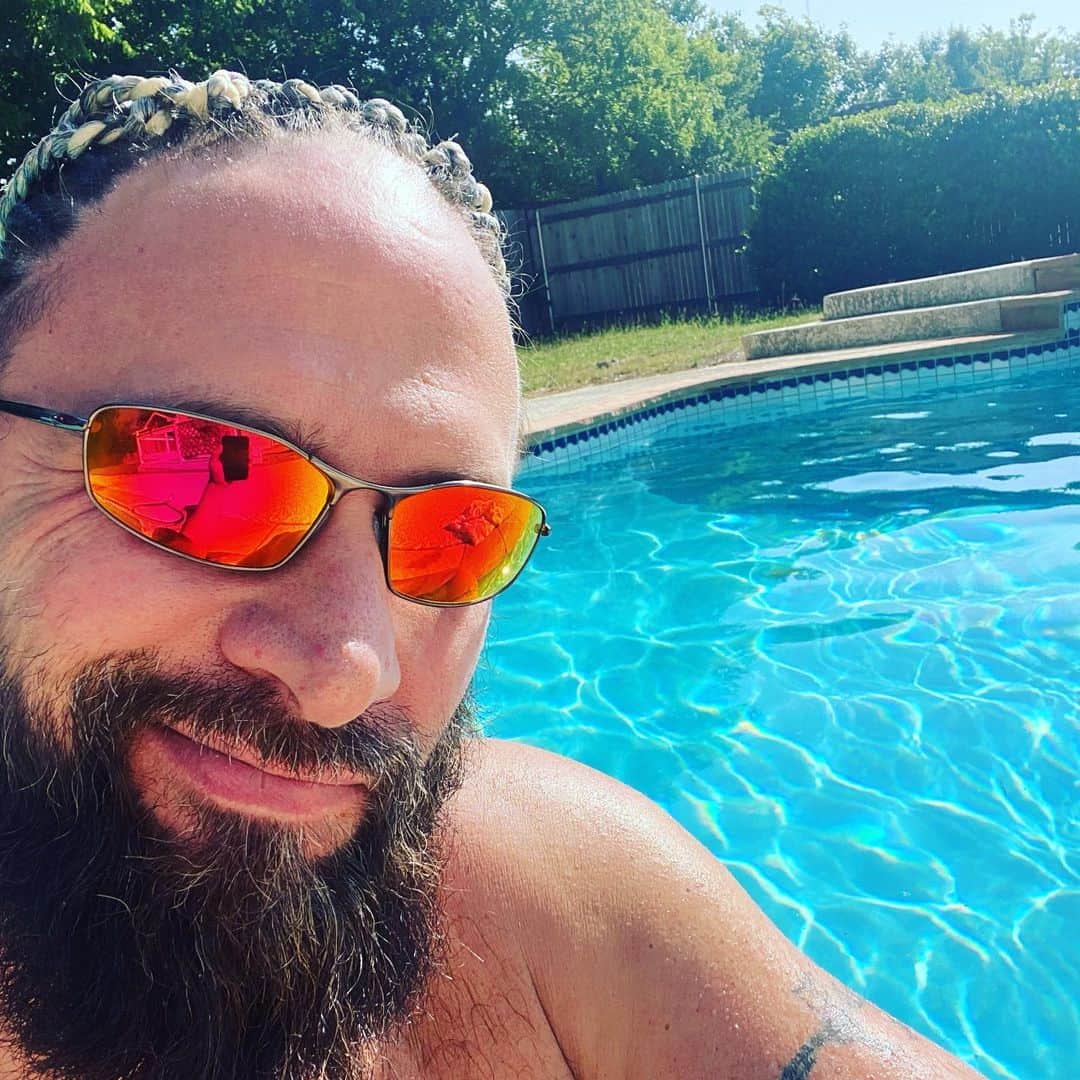 ランス・アーチャーのインスタグラム：「Hot day. Cold #pool  Good combo!」