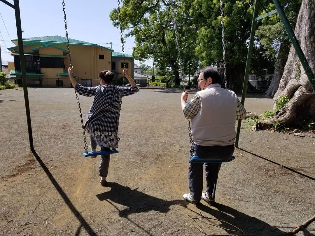 花柳凜さんのインスタグラム写真 - (花柳凜Instagram)「令和5年5月5日 午後1:11 最愛の父が旅立ちました。 最後にポーンと父からラインが入ったのが11:11。 その後、突然のお別れでした。  この世で生きるにはあまりにも魂の綺麗すぎた人でした。 もし願いが叶うなら、またもう一度、今度はお別れのない世界で、また親子になりたいです。  この場を借りて恐縮ですが、生前お世話になった皆様に葬儀のご案内をさせてください。  故 田村耕一（花柳寿宗）儀　葬儀告別式 日時	 ・通夜式	 令和5年5月8日（月）19:00- ・葬儀告別式	 令和5年5月9日（火）11：00- ・式場 平安葬祭 沼津平安典礼会館本館 静岡県沼津市下香貫上障子402-1 055-932-5040  父を愛してくださった皆様へ、本当にお世話になりました。 ありがとうございました。」5月6日 7時26分 - rinhanayagi