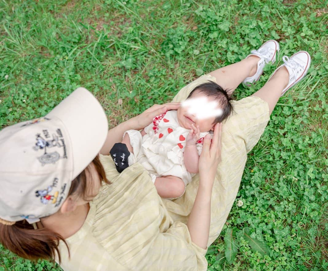 ホームランなみちさんのインスタグラム写真 - (ホームランなみちInstagram)「ピクニック🥪  GW初日は妹家族と両親と一緒にピクニックに行ってきました🌿  娘は初めてのピクニックだったけど…日向ぼっこしながら爆睡ちゃんでした😂♡  ランチは私達はサンドイッチ🥪 妹夫婦はおにぎり担当🍙 ポカポカ気持ちの良い天気で、外で食べるランチはとっても美味しかった♡  ネモフィラも満開、新緑もとっても綺麗でした❁  子供達がいると今までしなかったような遊びがたくさんあって、新鮮で楽しい！ いろんな経験をさせてあげたいです♬¨̮  #ピクニック #🌿 #👶  #子供と遊んでるとすぐ日焼けする #😂」5月6日 7時32分 - nami_onpu_uta