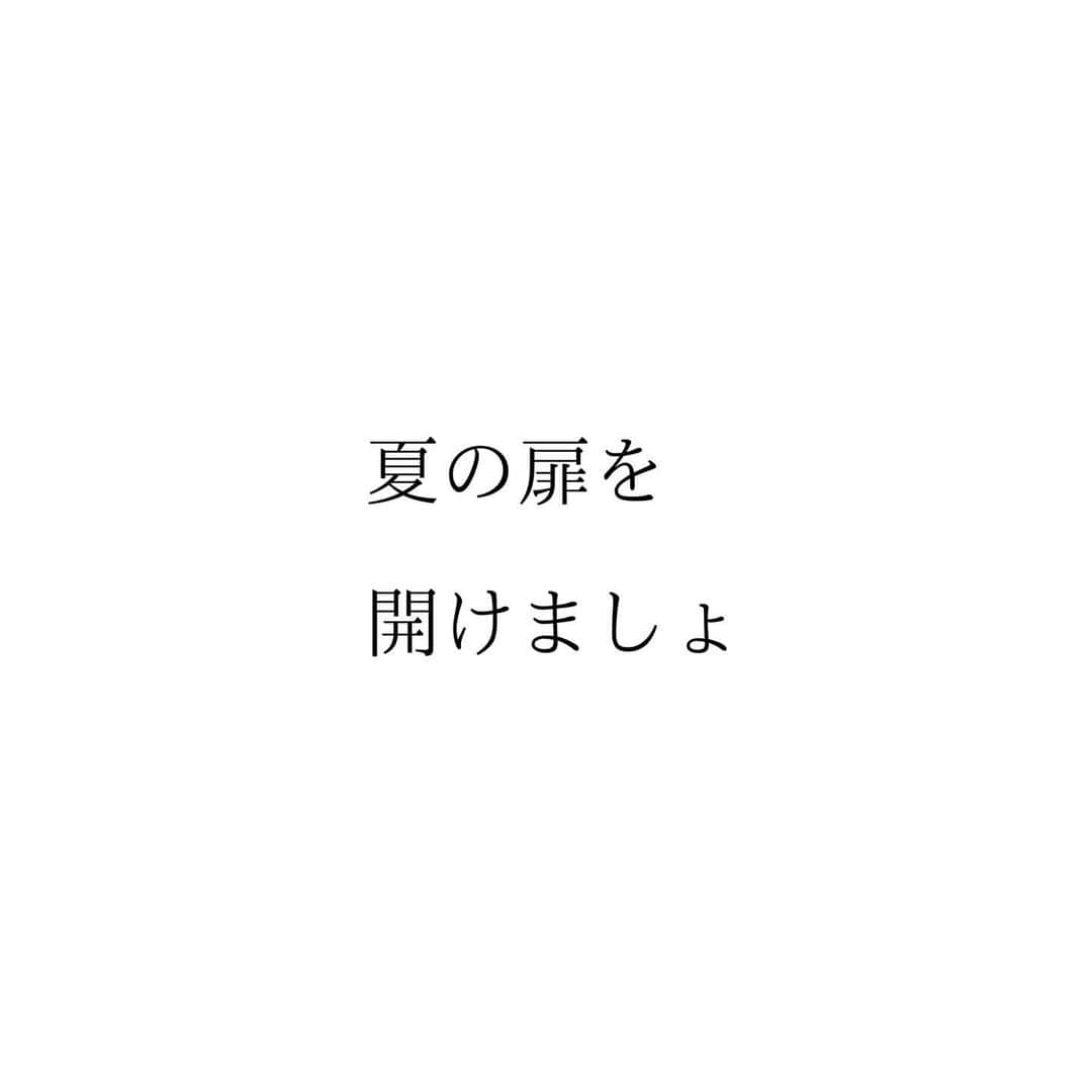 堀ママさんのインスタグラム写真 - (堀ママInstagram)「5月6日は二十四節気の 立夏ね  まさに夏の扉が開くの  美白ケア・紫外線ケアも 大切だけど 過剰になりすぎると 別のところで支障が出てくるから 気をつけましょ  強力なUVケアをしてると ビタミンDが不足しちゃうわ  ビタミンDは女性にとって ものすごく大切で 不足すると 女性ホルモンのバランスも 悪くなりやすいし 妊娠力も下がって PMSも悪化するのよ  更年期以降は 不足すると骨量の低下が加速するし 認知症やうつにもなりやすくなると 言われてるのよ  夏なら1日に30分くらい半袖短パンで 日光を浴びるとビタミンDの必要量が 十分に補えるわ  紫外線が弱い朝のうちに 30分くらいウォーキングとかで 日光浴をするのがおすすめね  ためらいのヴェールも 紫外線よけのヴェールも やりすぎはノンノンノンよ  過剰なルールで 自分をがんじがらめにしないで 太陽浴びて 体も心も健康に 光り輝きましょ！  #立夏 #夏の扉 #紫外線 #美白 #uvケア #ビタミンd #妊活 #ベビ待ち #不妊治療 #更年期 #女性ホルモン #ホルモンバランス #うつ #認知症 #しあわせ #セロトニン #pms #生理   #大丈夫」5月6日 7時32分 - hori_mama_