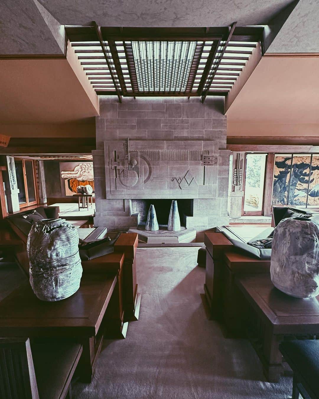 カロリーヌ・ド・メグレのインスタグラム：「That fireplace 💘🔥 @hollyhockhouse in Los Angeles designed by Frank Lloyd Wright in 1921 #hollyhockhouse」