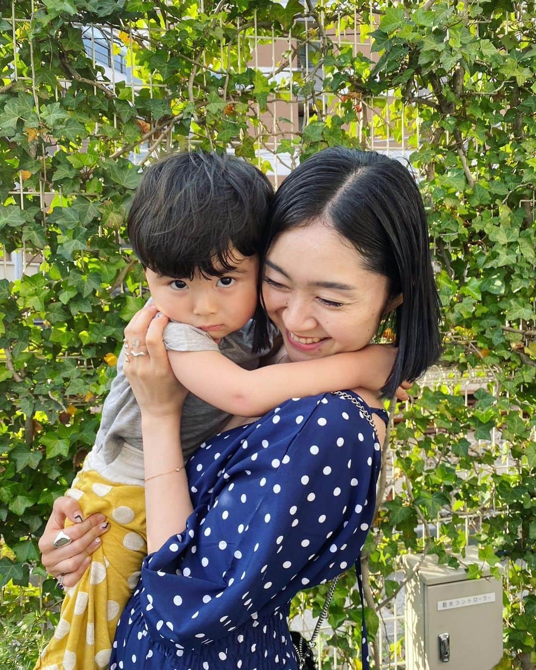 白澤美佳のインスタグラム：「✴︎✴︎✴︎ こどもの日🧒🎏  もうすぐ3歳。 大きくなったもんだ！ すくすく成長して早く私の背を追い越してくれ⤴︎  #こどもの日 #👦 #🎏 #5月5日 #familyday  @yuui.official #ポップアップストア #可愛いのいっぱいあったよ @ugobymosto #いつも美味しい #ついつい食べすぎちゃう #もうすぐ3歳  #すくすく成長 #boys #boysmama」