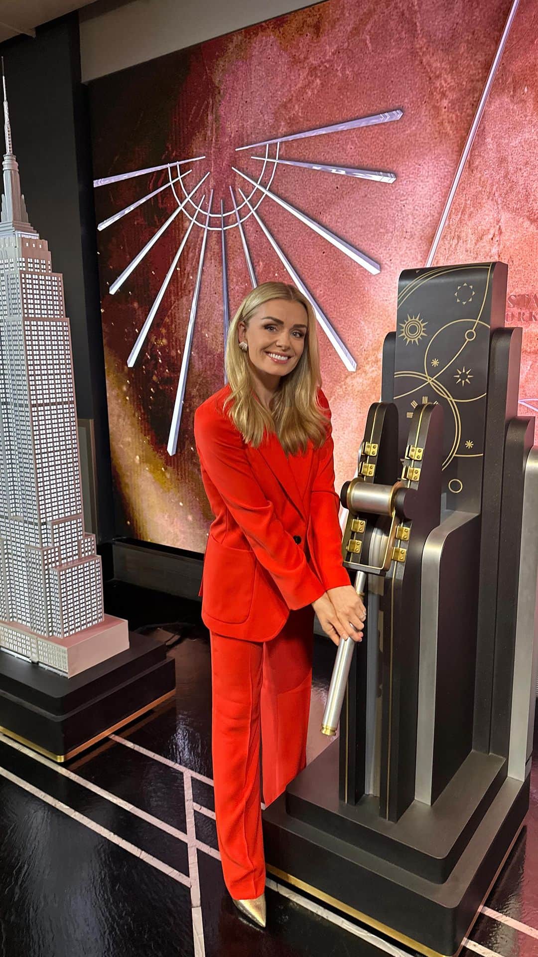 キャサリン・ジェンキンスのインスタグラム：「What a delight and honour it was to be involved in switching the @empirestatebldg red, white & blue to celebrate the Coronation of King Charles III and Queen Camilla. Thank you to the British Consul General in New York Emma Wade-Smith OBE & deputy consul general @hannahyoung_uk for the kind invitation. Memories were made today that I will never forget! @ukinnewyork @emma.wadesmith @hannahyoung_uk @henrytimms @reiss @kelvinstylist @shantell_martin @jessieshad @greatcampaign @andrewlevitas #coronation #King #kingcharles #newyork #newyorkcity #uk #Wales #usa」
