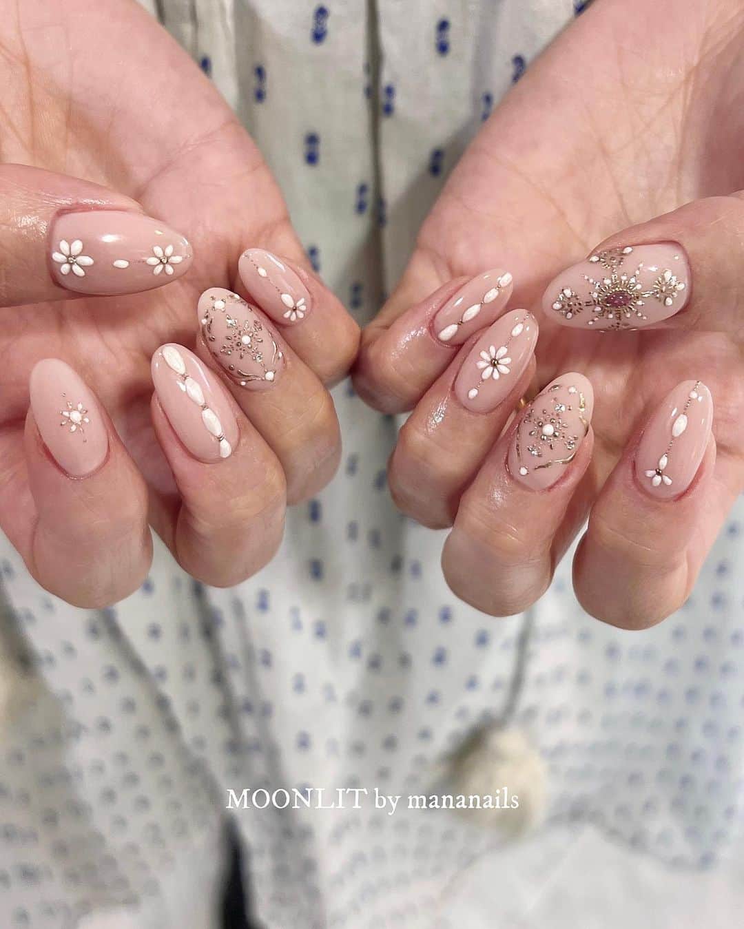 mananailsのインスタグラム：「beads embroidery ❀  結婚式参列のお着物に合わせて👘 かなり細かいビーズ刺繍🪡  ☾150minオフ込み」