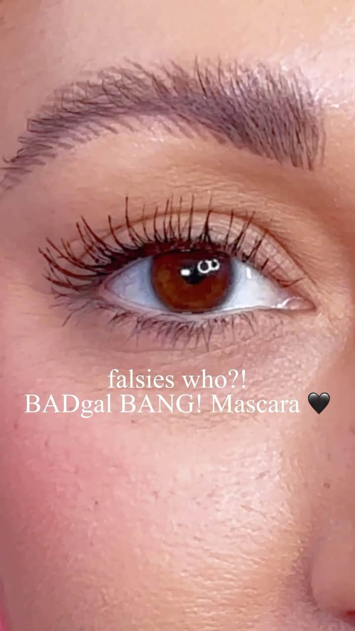 Benefit Cosmeticsのインスタグラム：「Our viral #BADgal BANG! Mascara's lightweight formula will have you feeling weightless with sky-high lashes. 🚀✨⁠ ⁠ #benefitcosmetics #makeup #beauty #glam #mascara #volume」