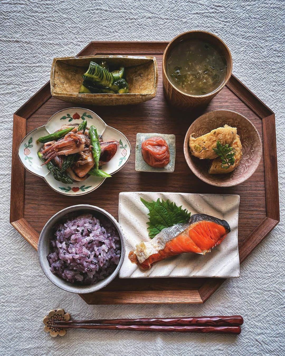 ururun_u.uさんのインスタグラム写真 - (ururun_u.uInstagram)「2023・5・6  土  おはようさんです☺︎  昨日のランチ🥢 魚と大豆でタンパク質🆗 ・ ・ 🥢🥢🥢 ◉黒米入りごはん ◉紅鮭 ◉いかとアスパラの味噌炒め ◉梅干し ◉がんもの炊いたん ◉きゅうりのピリ辛ラー油漬け ◉味噌汁(あさりのむき身、あおさ) ・ ・ 今年もメグちゃん(@merimerimeg )から 北海道の美味しいアスパラを頂いちゃった💕  瑞々しくてほんま美味しい！😋  今日は豚バラ買って帰って肉巻きにしよ😆 ・ ・ ・ #ランチ#おうちごはん#旬のごはん#和食#タンパク質#茶色い生活#私の美味しい時間#私のおいしい写真#私の日常#いつものごはん#普段着ごはん#onthetable#うつわ#シモヤユミコ#見野大介#松浦コータロー#平岡仁#鈎一馬#安達健#藤野智朗#フーディーテーブル#おうちごはんラバー#エルグルメ#マカロニメイトアンバサダー#igersjp」5月6日 8時02分 - ururun_u.u