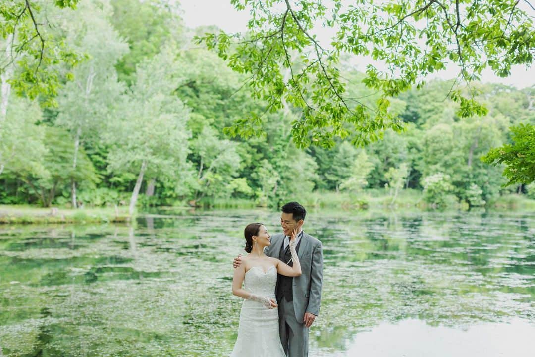 STUDIO SOLAのインスタグラム：「⁡ 【北海道の大自然で最高のフォトウェディング🌸】  鳥沼公園のロケーションは北海道らしさを感じていただける穴場なロケ地として毎年多くの方からご要望を頂くロケ地です✨  毎年大好評の 北海道スタジオSOLAが 2023年は6月〜10月で期間限定OPEN☀️  ⁡ 詳しくは最寄りの店舗までお電話またはメールにて お気軽にお問い合わせ下さい😀 ⁡ 今年は札幌に新店舗が4/29にオープンするので 札幌店で和装撮影を行い、美瑛店で洋装撮影行うのも可能です✨ 6月なら札幌オープン記念での特別割もご用意してますので要チェックです♫  デコルテ公式アカウント ▷▷ @decollte_weddingphoto ⁡ スタジオアクアSOLA ▷▷ @studiosola_hokkaido  ⁡ ⁡ #d_weddingphoto #デコルテフォト #スタジオソラ #美瑛前撮り　 #スタジオSOLA #北海道ウェディング　 #撮る結婚式 #ウェディング #ウェディングフォト #フォトウェディング #フォトスタジオ #花嫁 #プレ花嫁 #卒花嫁　 #関東花嫁 #リゾートウェディングフォト #花嫁準備 #前撮り #道産子花嫁さんと繋がりたい  #道産子花嫁  #結婚式準備  #ヘアメイク #洋装前撮り #和装前撮り #ドレス試着 #北海道前撮り  #ウェディングフェア #プレ花嫁さんと繋がりたい #全国のプレ花嫁さんと繋がりたい #日本中のプレ花嫁さんと繋がりたい」