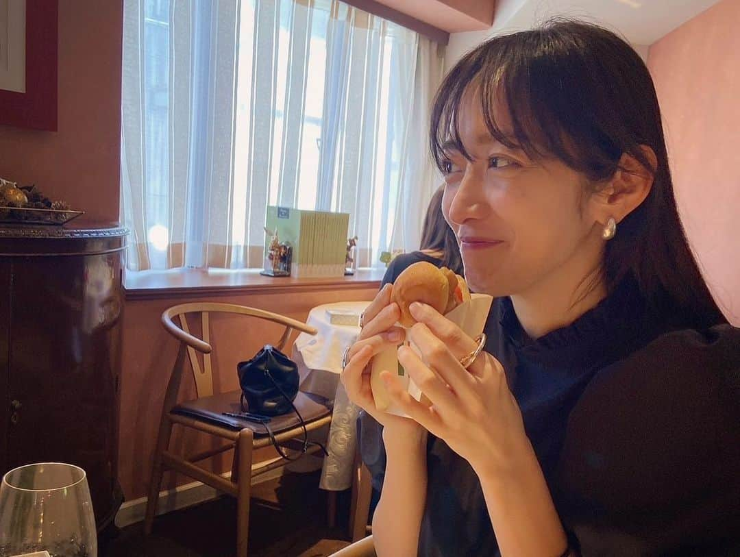 我謝レイラニさんのインスタグラム写真 - (我謝レイラニInstagram)「お友達の誕生日でオシャレなランチを🍽w 最近昼間の暖かさと夕方からの寒さで‥どんな服着ていいかよくわからない🙈今日は朝から暖かいからTシャツのみ(*´罒`*)」5月6日 8時18分 - leila___ni