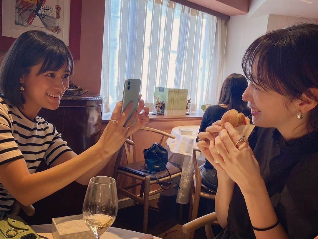 我謝レイラニさんのインスタグラム写真 - (我謝レイラニInstagram)「お友達の誕生日でオシャレなランチを🍽w 最近昼間の暖かさと夕方からの寒さで‥どんな服着ていいかよくわからない🙈今日は朝から暖かいからTシャツのみ(*´罒`*)」5月6日 8時18分 - leila___ni