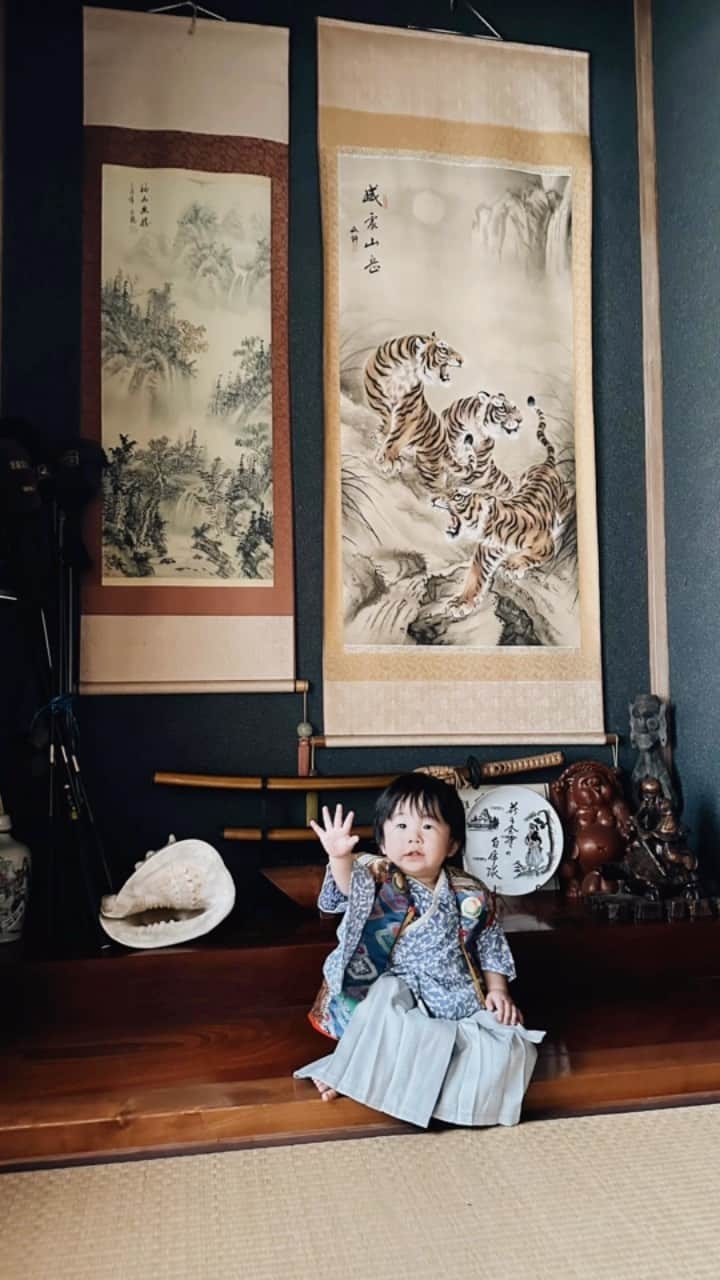 のインスタグラム：「俐凰都 初節句です！！ 🎏 ハイハイも出来て今では立てます！ 上の歯も生えてきて歯軋りします！ . ハイハイするのに袴が邪魔で最初泣きww それを写真館の様に両親があやす😂 泣き止んだと思ったら何故か✋をやる✋ そして上目線多め😅 . 俐凰都は5月生まれなので 今月一歳になります！🥹😍👋🏽 . . #五月人形#初節句#5月生まれ#男の子#2022#虎#鯉のぼり#一歳#11ヶ月」