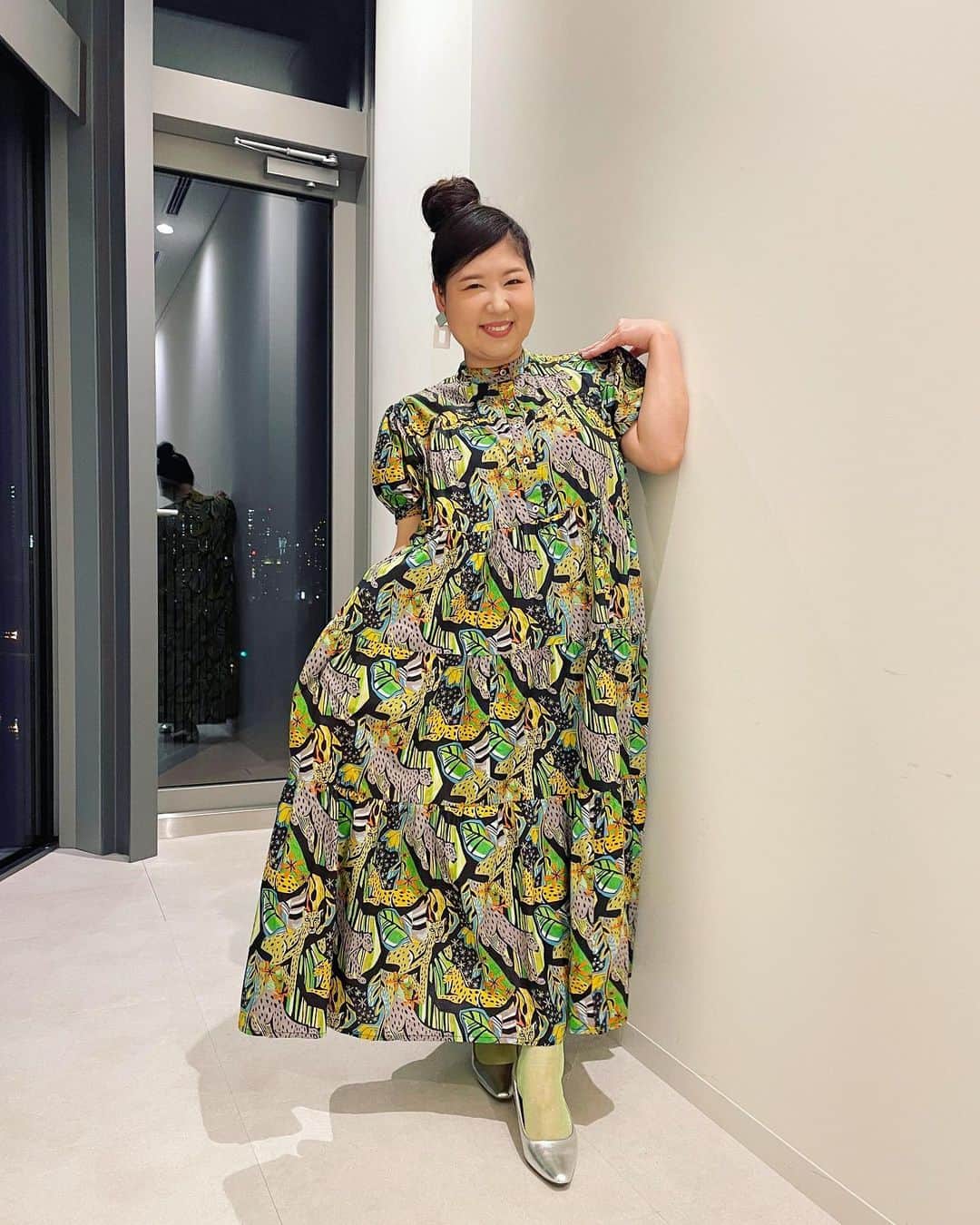 のインスタグラム：「へい♪  お世話になります！  本日6日(土)お昼11時55分〜  #今田耕司 の #ネタバレMTG   に出させていただいております！  今回も楽しくミーティングをさしてもらいましたので ぜひ、ご覧ください☺️✨  こちらのアニマル柄の めちゃくちゃかわいいワンピースは  …@grapefruitmoon_umeda_ さん  他、スタイリストさん私物になります！  髪の毛伸ばしてたら よく女子力高いと勘違いされるけど 切りに行くのめんどくさいだけやねん。  座る時にケツで踏むまで放置やで🤤  ルン♪  #yeah #happy #exciting #ytv10ch #ネタバレMTG #ワンピース #アニマル柄 #grapefruitmoon_umeda_ #お気に入り #ケツ #ルン♪」