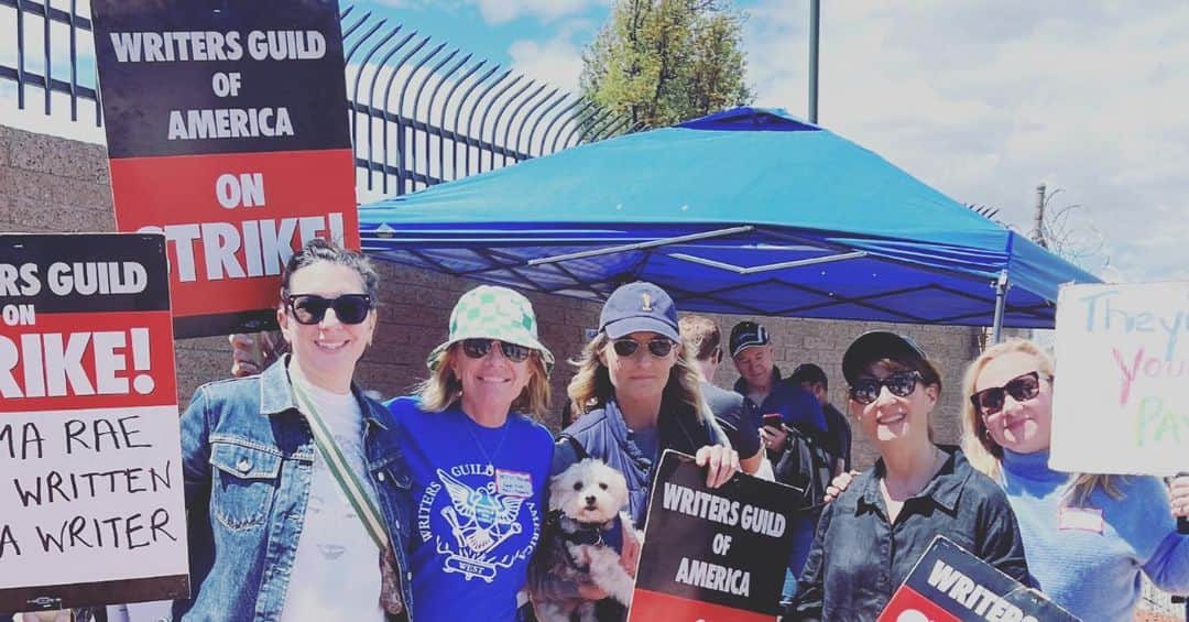 ニア・ヴァルダロスのインスタグラム：「Day four at Radford picket line with @aliadler @bthomer @helenhunt @sullivannicole !! #istandwiththewga @wgawest」
