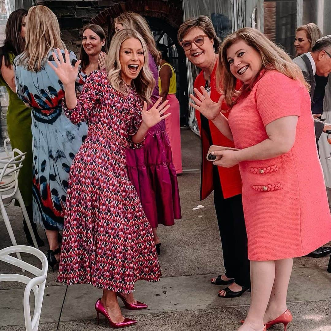 ケリー・リッパさんのインスタグラム写真 - (ケリー・リッパInstagram)「#LadiesWhoLunch 💕Thanks for having me today, @umichmedicine @mottchildren! When women support each other, incredible things happen … #michiganmedicine #goblue」5月6日 8時21分 - kellyripa