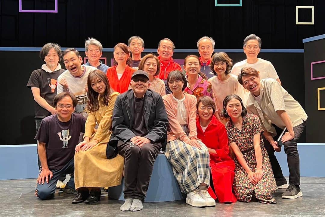 上大迫祐希さんのインスタグラム写真 - (上大迫祐希Instagram)「ラッパ屋 リーディング公演Vol.2  『ショウは終わった』 ご来場いただいた皆様、ありがとうございました！  昨年5月、同時上演予定だった 『ショウは終わった』と『七人の墓友』 コロナの影響で初日の『ショウは終わった』1公演を終え、 残りの公演全てが中止になってしまいました。  ＂またみんなでリベンジしよう＂  鈴木聡さんのそのお声が一年越に実現。  コロナ禍で中止となってしまった公演が世の中にたくさんある中で、そのリベンジを昨年とほほ同じキャストの皆さんで果たせたことが本当に本当に幸せでした。  そして無事、全ての公演を終えることができました。 1公演のみではありましたが、リベンジを果たせたことが何より嬉しかった。  初日にして千秋楽。 なかなかない経験でしたが、紀伊國屋ホールという舞台で満席の景色を見られたこと、カーテンコールで中央に立たせていただいたこと、素晴らしい経験をさせていただきました。  .  そして！来月 今度はラッパ屋第48回公演『ウェルカム・トゥ・ホープ』に参加させていただけることになりました！ また大好きな大人のみなさんとご一緒できることが楽しみで仕方ありません。たくさんの方に観にきていただけますように。  さて、長々としてしまいましたね とにかくとっても楽しかったのです。 ここまで読んでくれたあなた！ありがとうございます 『ウェルカム・トゥ・ホープ』お待ちしていますね？😋  最初の2枚の写真は磯部莉奈子ちゃんが撮ってくれたものです＾＾  #劇団 #ラッパ屋 #リーディング公演 #ショウは終わった #脚本 #演出 #鈴木聡 さん #新宿 #紀伊國屋ホール」5月6日 8時28分 - y_kamioosako